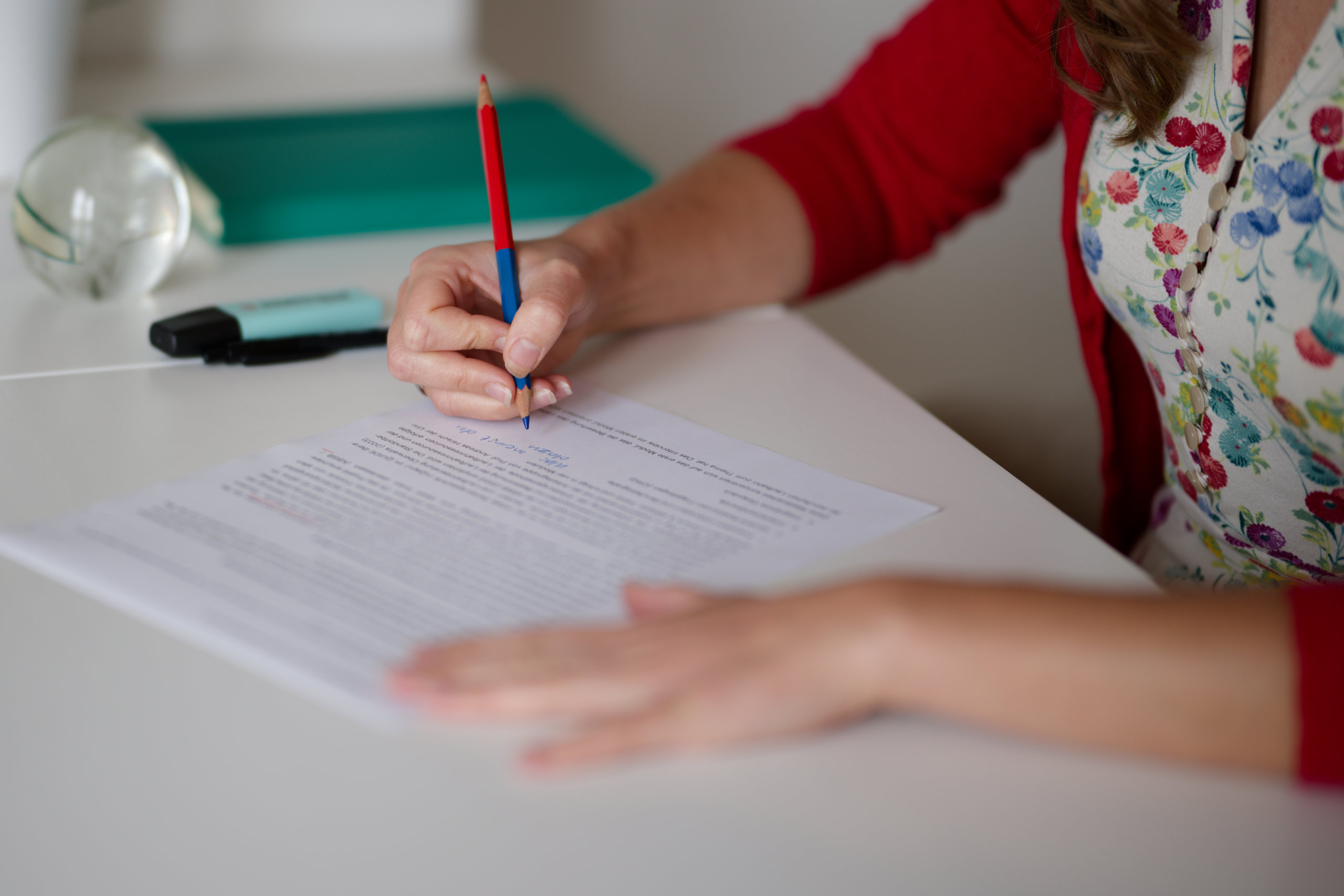 Nahaufnahme von Shana am Texten